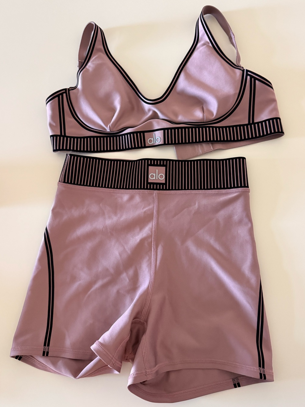 ALO Yoga Mauve Seamless Sports Bra and Leggings Set with Black Trim
